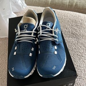 ON running cloud shoe - size 5! Brand new!